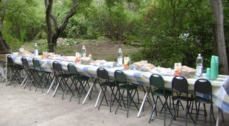 Приготовление пикника в Каскеленском ущелье.