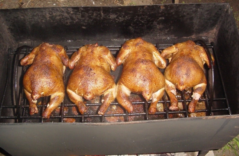 Preparation of chickens in a koktal.