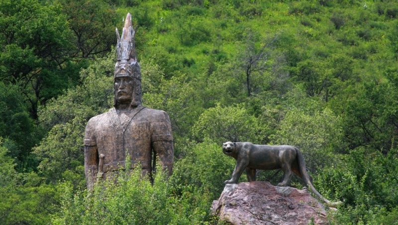 Статуя золотого человека и барса в ущелье Тургень.