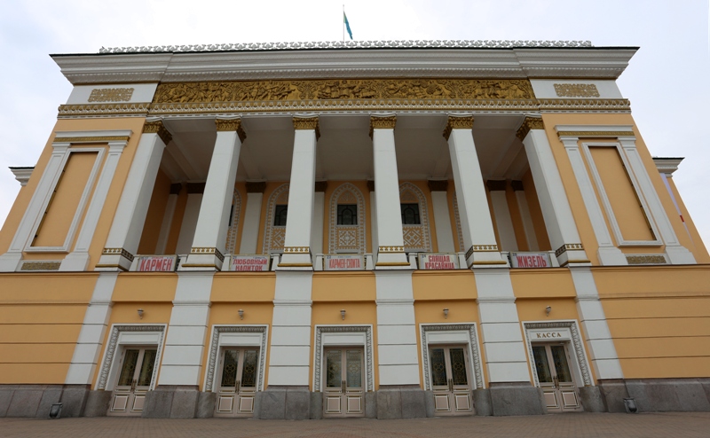 Здание Оперного театра в Алматы.