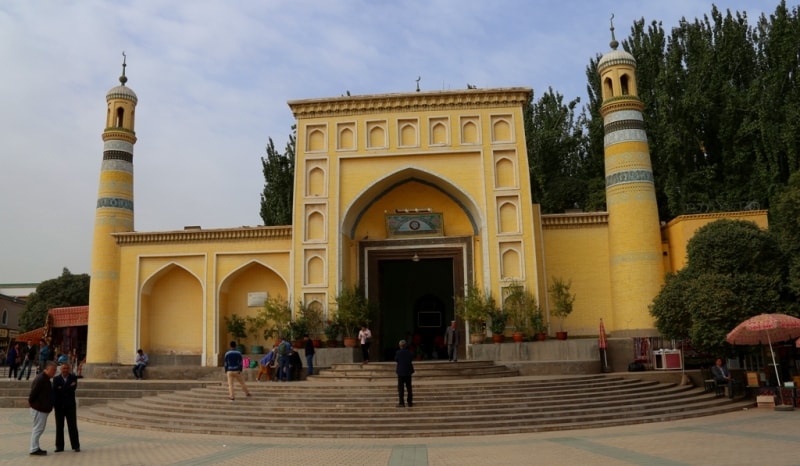 Ид Ках (что значит «праздничная») - самая большая мечеть в Китае. Расположена на центральной площади населённого уйгурами-мусульманами города Кашгар. Имеет площадь в 16800 метров квадратных и вмещает до 20 000 молящихся. Построена в 1442 году, хотя наиболее древние участки можно отнести к IX - X в.в. Впоследствии расширялась и перестраивалась. Ворота из жёлтого кирпича с вставками из гизума.