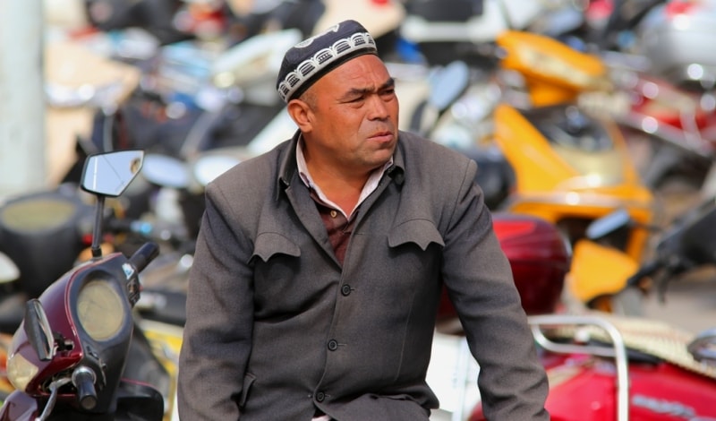 Базар в Кашгаре. Мужчина в традиционном френче. Люди Кашгара очень колоритные.