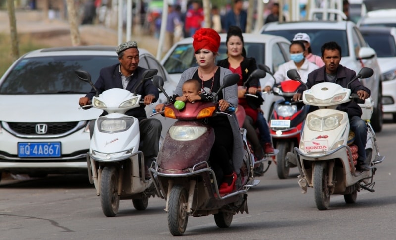 Бесшумные мопеды и мотоциклы - самые распространенные в Кашгаре средства передвижения после автомобилей.