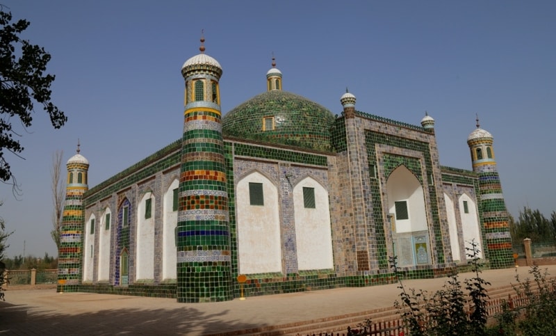 Мавзолей Абаха Ходжи был построен в 1640 году в 5 км от современного центра города Кашгара. Здесь похоронены 5 поколений семьи Абаха Ходжи, он сам, его внучка принцесса Ипархан (Сянфэй) и еще 70 представителей семей кашгарских правителей. Помимо самого мавзолея, в комплекс входят несколько мечетей, сады с прудами, медресе и большое мусульманское кладбище, поэтому основная часть комплекса, кроме самого мавзолея и садов, закрыты для туристов.