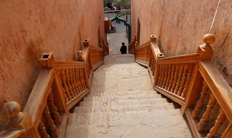 В Старом городе. Красивая лестница, можно было и ни делать, не центральное место, но зато как она украшает интерьер Старого города. 