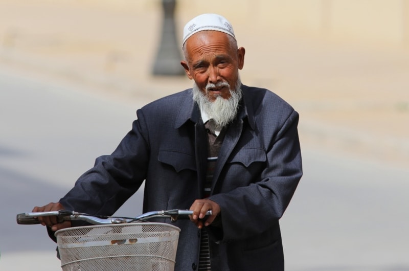 Этот дедушка возвращался с пятничной молитвы в мечети у мавзолея Абаха Ходжи.