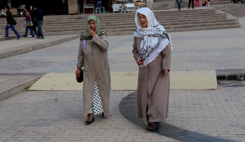 Эти женщины вышли из мечети Ид Ках.