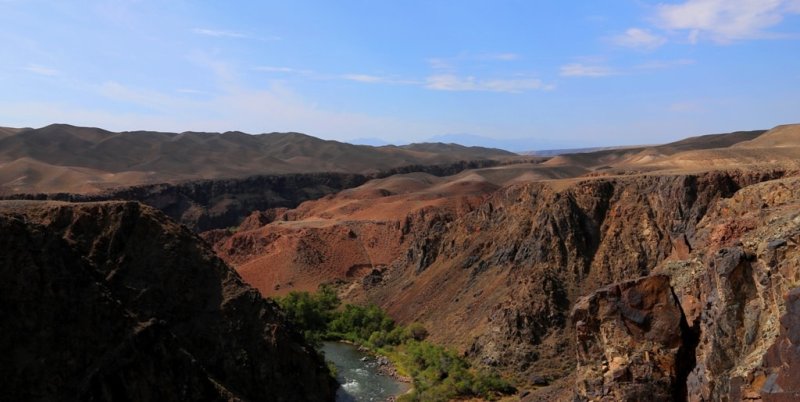Грандиозные русла реки Чарына прорезали во всех направлениях Жаланашскую долину.