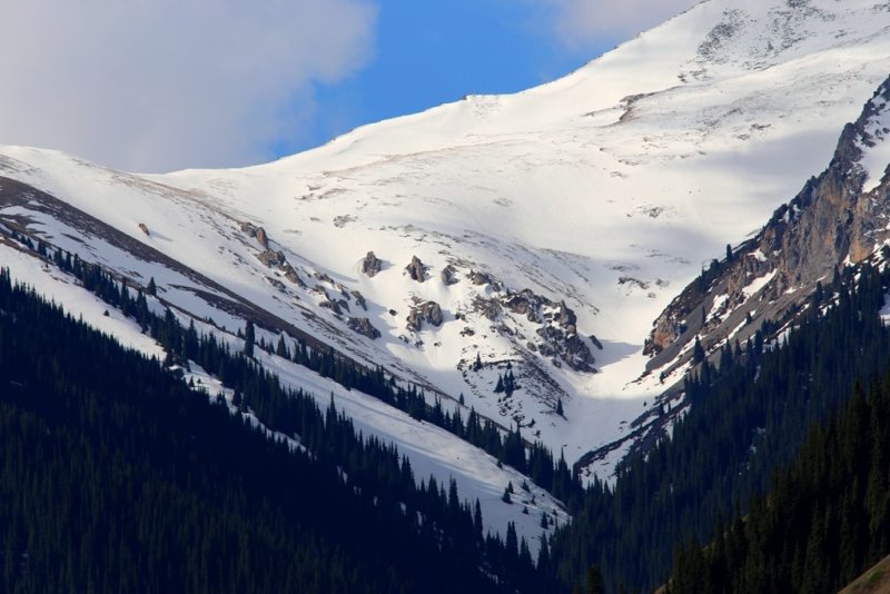 Вчерашний снег припорошил окрестные высокие горы, окружающие озеро Кольсай.