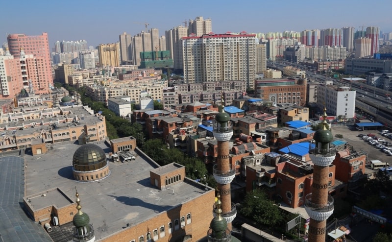 Всё же, этнический состав города нетипичен для СУАР в целом, где уйгуры составляют 45,2 %, китайцы 40,6 %, казахи 6,7 %, дунгане 4,6 %, прочие 2,9 %. В религиозном плане среди жителей города большинство — атеисты (в основном китайцы), на втором месте по распространению стоит ислам, исповедуемый уйгурами, дунганами и казахами (всего около четверти населения города).