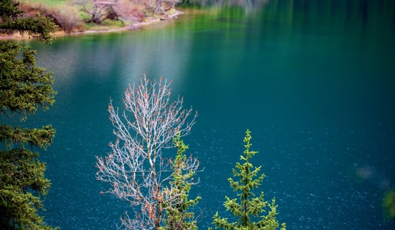 Озеро расположено между двух склонов, имеет естественную плотину, которую усилили и реконструировали в середине 80-х годов прошлого столетия работники Казглавселезащиты.