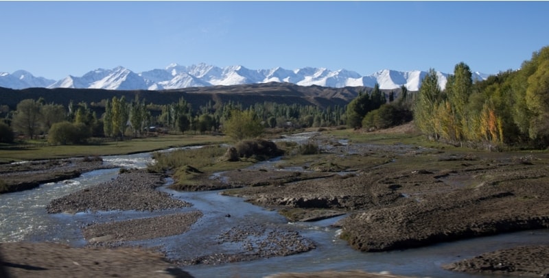 Реки Иссык-Кульской котловины относятся к бессточному бассейну, в озеро впадает около 80 небольших горных рек, а из него ни одна не вытекает. 
