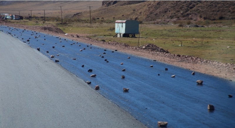 Таким образом, ремонтируются и строятся дороги в Киргизии. Похоже, что это китайское ноу хау. В тоже время очень выразительно и доходчиво, уже ни у кого не возникнет желания проехаться по строящейся полосе, на которую недавно положили асфальт. 
