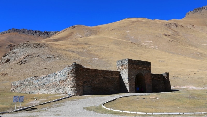 Одним из редких каменных сооружений в Центральной Азии является постройка Таш-Рабат в Атбашинском районе Нарынской области Киргизии. Таш-Рабат расположен в 80-ти километрах от селения Атбаш и в 18 километрах к югу от Великого Кыргызского тракта, в ущелье горного хребта Атбаши недалеко от перевала к озеру Чатыр-Куль. 