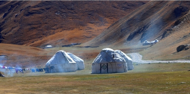 В окрестностях караван-сарая Таш-Рабат находится много юрт Кыргызской Ассоциация Туризма Основанного на Сообществах (КАТОС) "Хоспиталити Кыргызстан". 