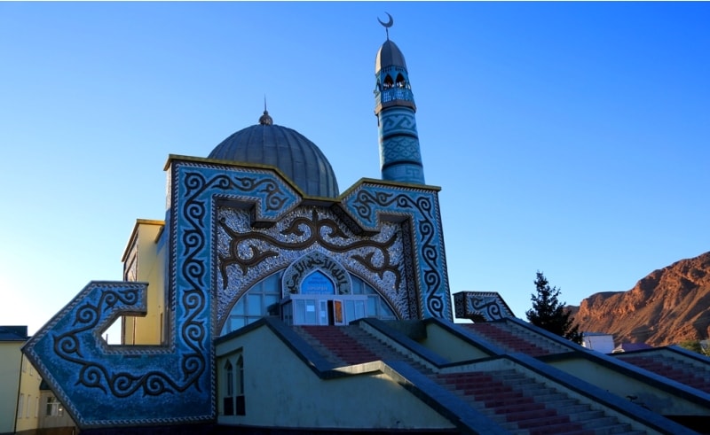 Мечеть со стразами в Нарыне. Так шутливо называют новую мечеть, фасад которой был облицован кусочками зеркал.  