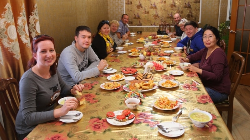 В поселке Токмок нас ждал обед в казахской семье. Здесь мы попробовали конину и узбекское национальное блюдо дым-ляма. 