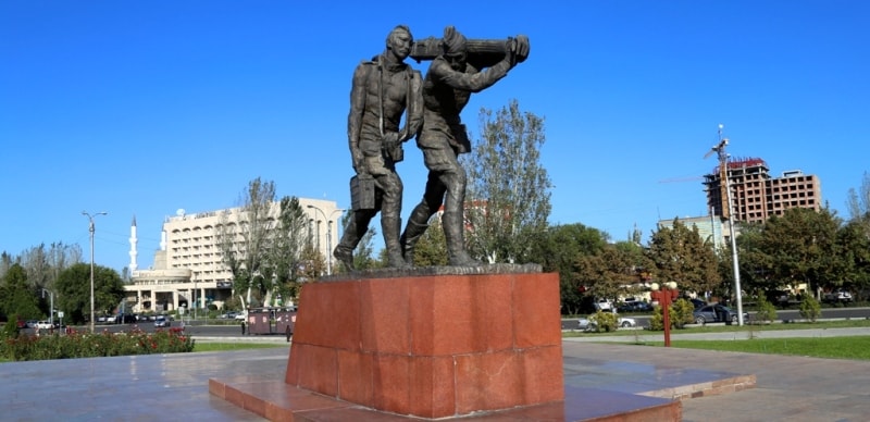 После посещения башни Бурана мы прибыли в город Бишкек. Первая остановка была на площади Победы. 