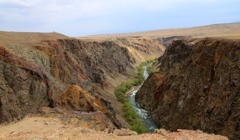 Этот каньон находится в 10 километрах от основной трассы Алматы – Нарынкол по дороге на поселок Жаланаш. Здесь была наша очередная остановка после остановки на главном каньоне Чарына.