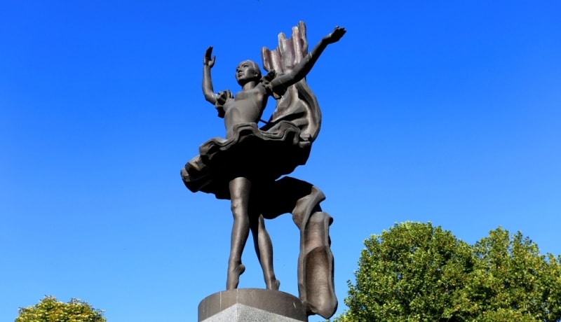 Бюбюсара Бейшеналиева (1926 - 1973 г.г.). Памятник установлен в 1997 г. Расположен c северной стороны театра Оперы и Балета. Известная балерина, одна из основателей национальной балетной школы. Она запечатлена на 5-и сомовой купюре.