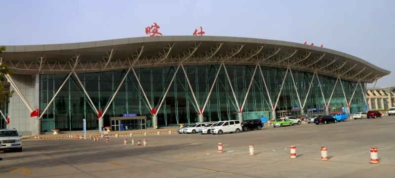 Аэропорт в Урумчи. Урумчийский международный аэропорт Дивопу расположен в волости Дивопу района Синьши городского округа Урумчи - столицы Синьцзян-Уйгурского автономного района в северо-западной части Китая. Аэропорт находится в 16 км от делового центра Урумчи. Это базовый аэропорт для авиакомпаний China Southern Airlines и Hainan Airlines. Кроме того, это самый большой аэропорт в западном Китае и с 2012 года он занимает 15-е место среди самых загруженных аэропортов Китая по пассажиропотоку (13,3 млн).