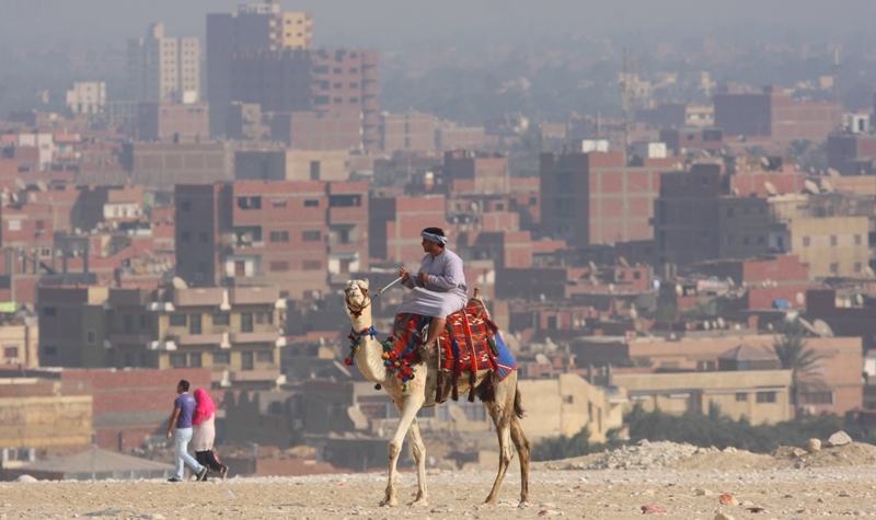 С этого возвышения открывался вид на Каир столицу древнего Египта, за спиной находятся пирамиды Гизы.