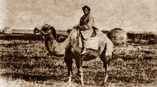 Киргиз в степи на верблюде. Принадлежность фотографии не установлена. 