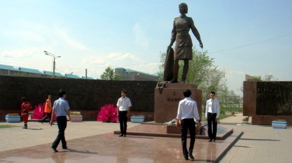 Памятник Алие Молдагуловой.