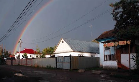 Местная аптека и радуга над поселком.
