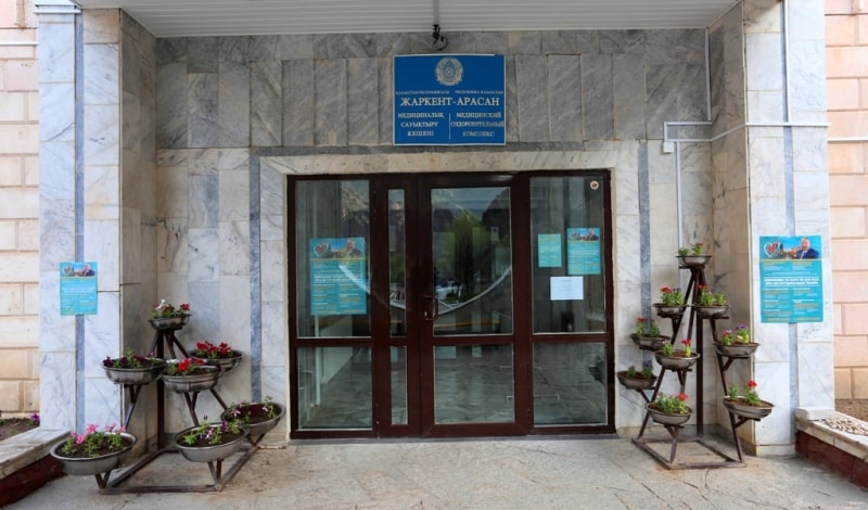Центральный вход в санаторий Жаркент-Арасан.