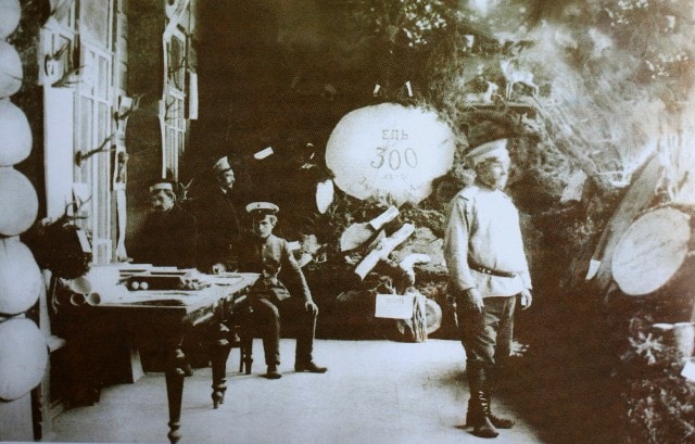 Выставка отдела лесного ведомства на террасе Дома Военного собрания. 1910 год.