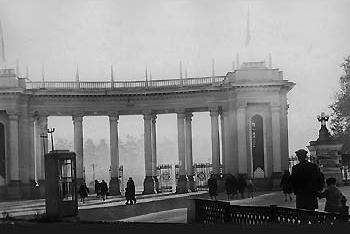 Арка с колоннами в на входе в парк имени М. Горького.