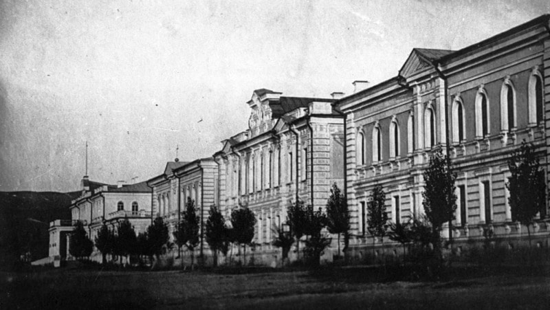 Губернаторский дом (крайний слева) и мужская гимназия.