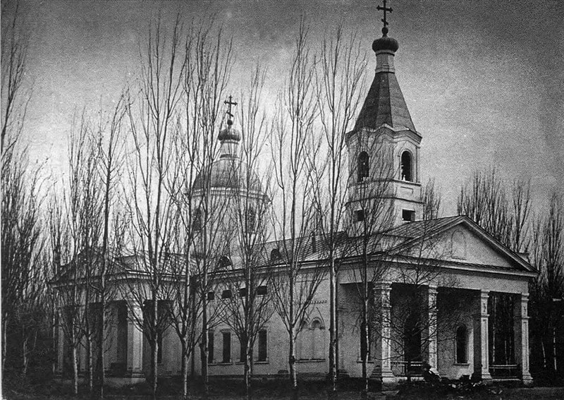 Кафедральный собор построенный в 1875 году, находился в стороне от современного собора, был разрушен землетрясением в 1887 году.