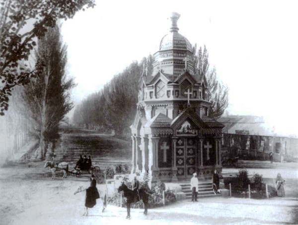 Знаменская часовня, построенная в 1887 году в память о жертвах землетрясения.