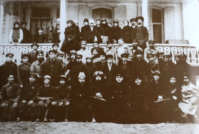 А.П.Зенков (справа, внизу) среди сослуживцев, 1920-30-е г.г.