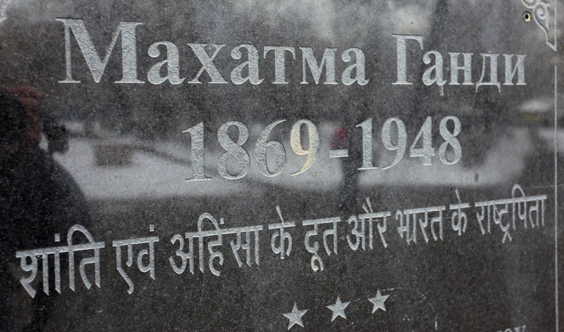 Памятник Махатма Ганди в Алматы.