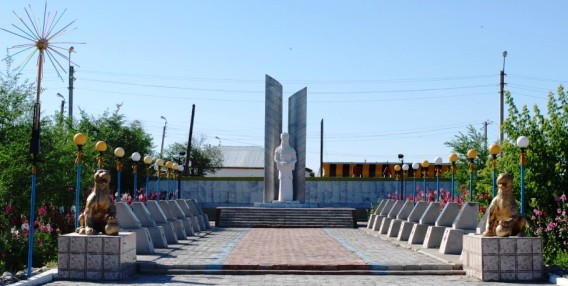 Сквер и мемориал Славы у акиматовской площади.
