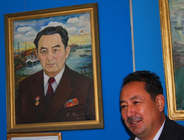 Преемственность поколений отец на портрете, слева (директор музея в прошлом) и сын (нынешний директор, справа) Жасекеновы.