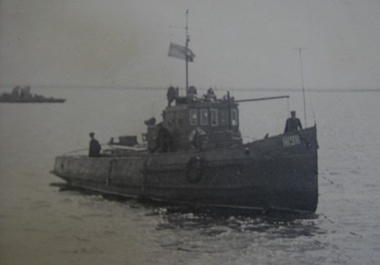  Военный корабль "Жук" направляется на рейд в порт Аральска.