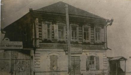 Здание в поселке  Чапаево, раньше здесь размещался штаб 25 дивизии В.И.Чапаева в сентябре 1919 года.