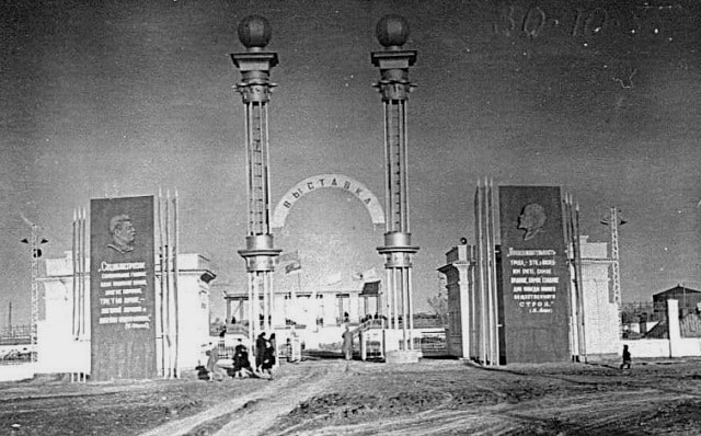 Главный вход на павильоны выставки в Гурьеве, в районе стадиона Жилгородка.