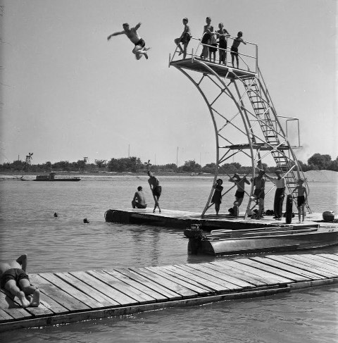 Пляж Жилгородка в 1953 году. Вышка для прыжков в воду.