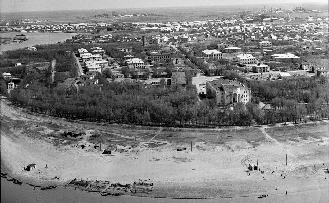 Вид на город, на переднем плане Жилгородок. В 1982 году «Жилгородку» придан статус памятника истории и архитектуры республиканского значения.