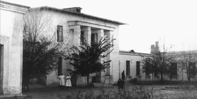 Здание заводской поликлиники в 1960 году.
