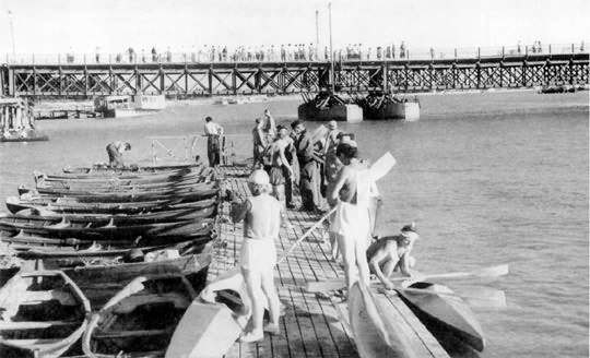 Пантонный мост. 50-е годы ХХ века. Мост просуществовал с 1949 по 1965 годы.