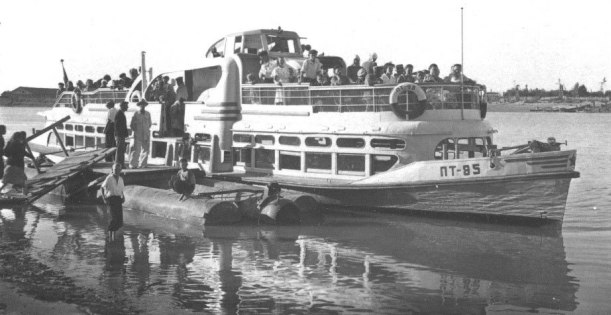 Речной трамвай был основным средством передвижения в городе в 1958 году.
