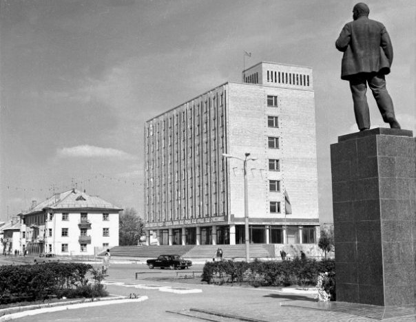 Памятник В.И. Ленину в Жилгородке и теперь уже современное здание налогового комитета.