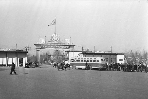 1957 год. Арка города и остановка конечной на Жилгородке.