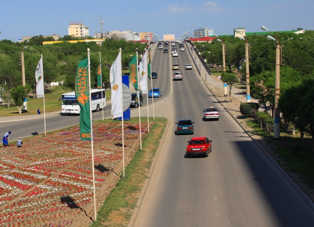 Вид на улицу Сатпаева с пешеходного перехода над улицей.